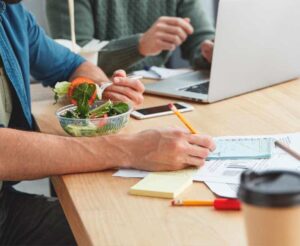 Fideliza a tus empleados ofreciéndoles una alimentación saludable